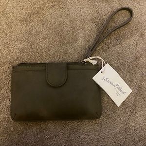 🆕 NWT•Universal Thread•Army Green Wristlet/Wallet